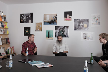 <p>Ein herzliches Dankeschön allen Gästen die „Ways of Knowing“ wichtiger fanden als „Ways of Suntanning“<br />
; )<br />
Und Danke an Daniel Stier für die Reise nach München. Ein paar wenige Exemplare des Buchs können wir nun noch im Rroom anbieten. </p>

